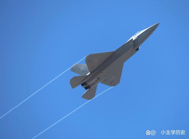 歼 35A 亮相九三阅兵：凭啥成中国航母新佩剑？